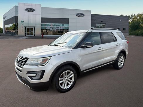 Used 2017 Ford Explorer XLT w/ Equipment Group 202A FWD image 1
