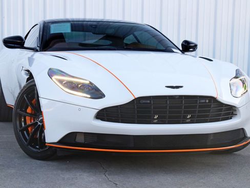 Used 2022 Aston Martin DB11 Coupe image 4