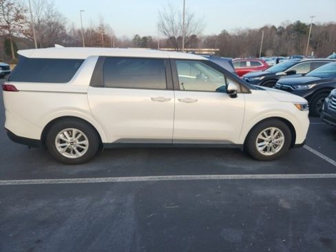 Used 2022 Kia Carnival LX image 7