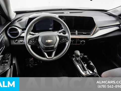 Used 2025 Chevrolet Trax LT FWD image 23
