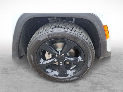 Used 2023 Jeep Grand Cherokee Altitude AWD/4WD image 9