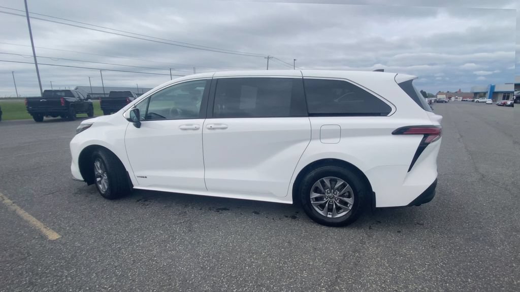 Used 2021 Toyota Sienna LE FWD image 6