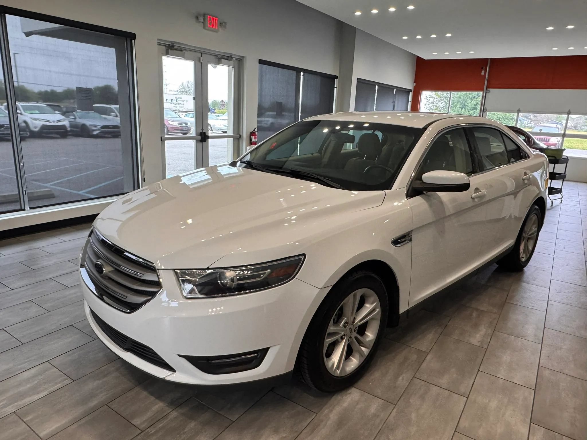 Used 2016 Ford Taurus SEL FWD image 8