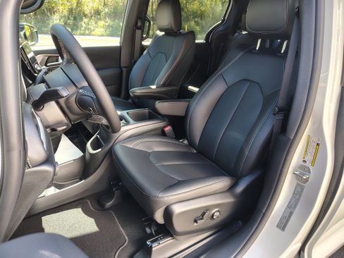 New 2026 Chrysler Pacifica Select image 18