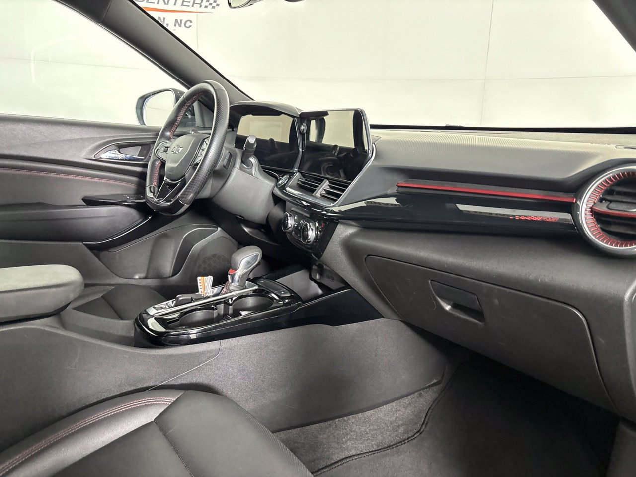 Used 2024 Chevrolet Trax RS FWD image 30