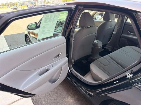 Used 2023 Hyundai Elantra SEL FWD image 11