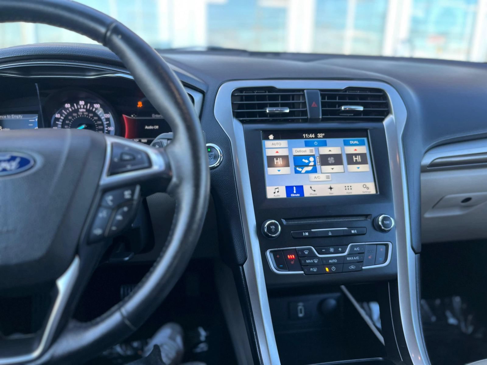 Used 2018 Ford Fusion SE w/ Fusion SE Technology Package FWD image 15