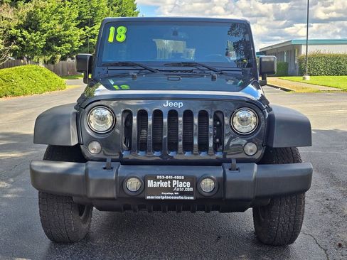 Used 2018 Jeep Wrangler Unlimited Rubicon w/ Connectivity Group AWD/4WD image 9