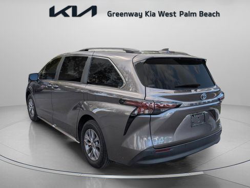 Used 2023 Toyota Sienna XLE image 6
