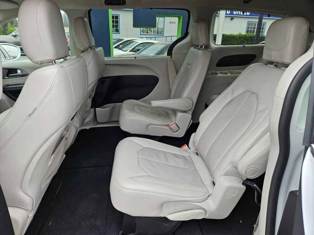 Used 2021 Chrysler Pacifica Touring-L FWD image 12