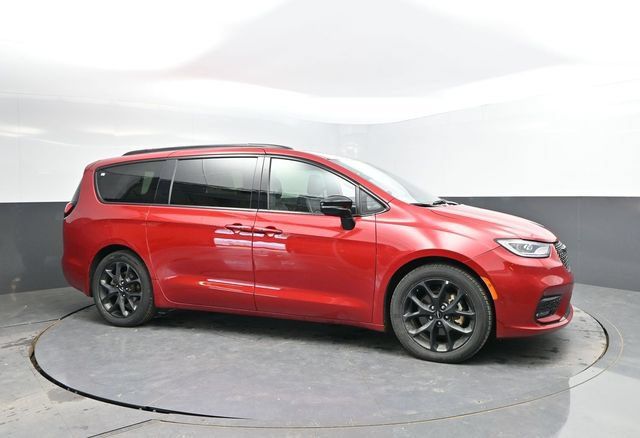 Used 2025 Chrysler Pacifica Limited FWD image 3
