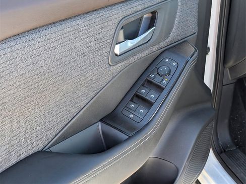 Used 2021 Nissan Rogue SV image 16