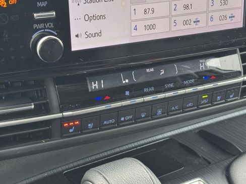 Used 2024 Toyota Sienna XSE w/ XSE Premium Package image 5