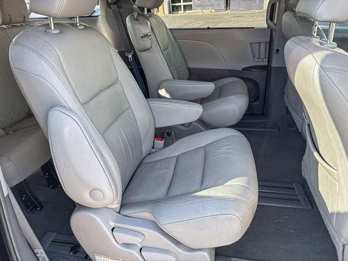 Used 2019 Toyota Sienna XLE image 39