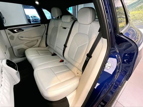 Used 2022 Porsche Macan w/ Premium Package Plus image 21