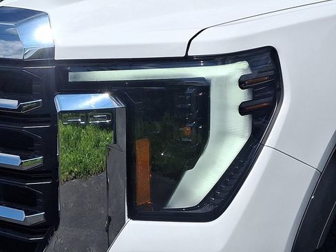 Used 2026 GMC Sierra 2500 SLE w/ Preferred Package AWD/4WD image 9