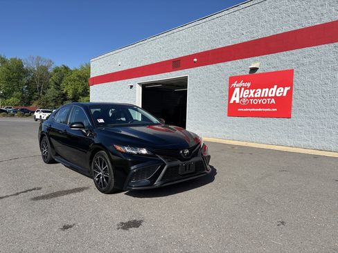 Used 2023 Toyota Camry SE FWD image 1