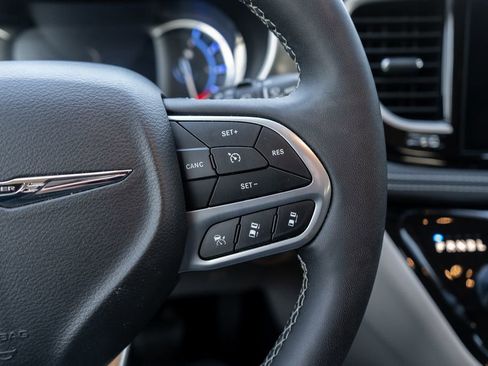 Used 2024 Chrysler Pacifica Select image 25