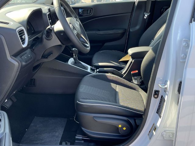 Used 2025 Hyundai Venue Limited FWD image 10