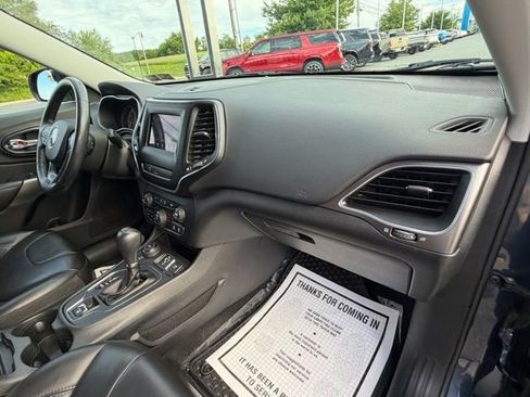 Used 2019 Jeep Cherokee Latitude Plus w/ Cold Weather Group AWD/4WD image 37