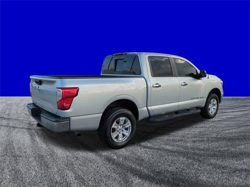 Used 2019 Nissan Titan SV image 4