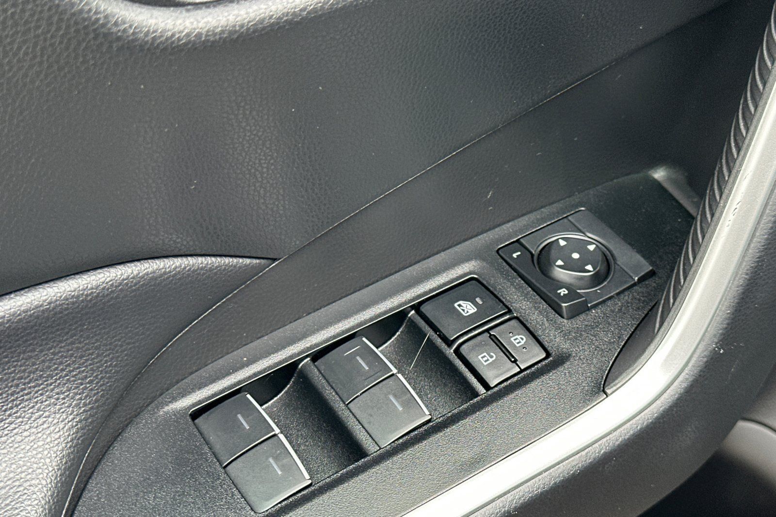Used 2025 Toyota RAV4 XLE AWD/4WD image 12