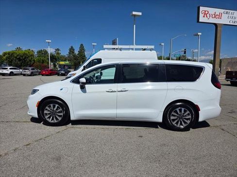 Certified 2023 Chrysler Pacifica Touring-L FWD image 9