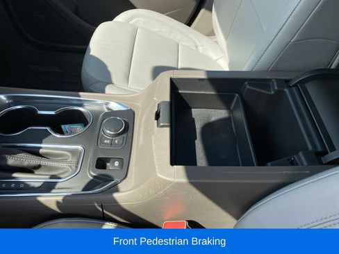 Used 2020 Chevrolet Traverse LT w/ LT Premium Package FWD image 15