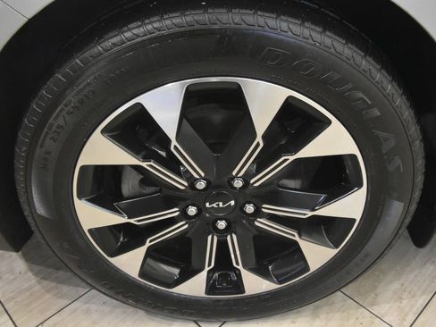 Used 2024 Kia Carnival EX FWD image 10