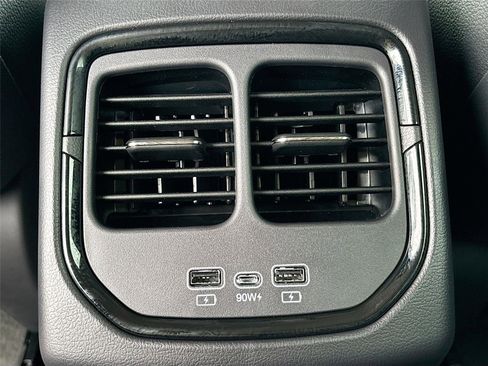 New 2025 VinFast VF 8 Eco AWD/4WD image 24