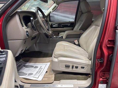 Used 2017 Lincoln Navigator Select image 4
