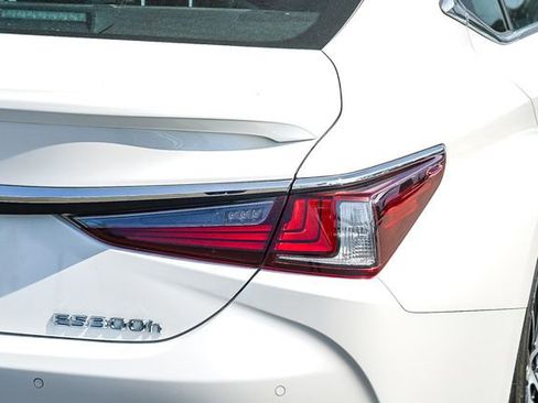 Certified 2024 Lexus ES 300h w/ Premium Package FWD image 8