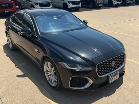 Used 2023 Jaguar XF SE RWD image 2