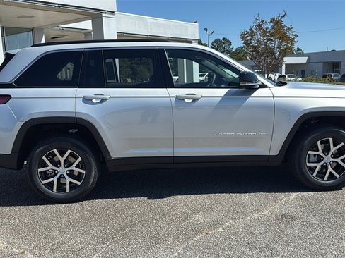 New 2025 Jeep Grand Cherokee Limited image 9