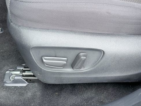 Used 2025 Toyota Highlander LE FWD image 23