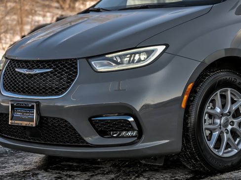 Used 2022 Chrysler Pacifica Touring-L image 2