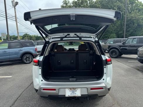 Used 2025 Nissan Pathfinder Platinum FWD image 8