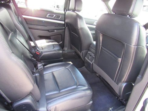Used 2017 Ford Explorer XLT w/ Equipment Group 202A AWD/4WD image 37