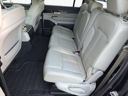 Used 2022 Jeep Wagoneer Series III AWD/4WD image 14
