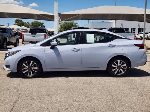 Used 2025 Nissan Versa SV FWD image 4
