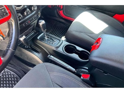 Used 2017 Jeep Wrangler Unlimited Sahara w/ Dual Top Group AWD/4WD image 15