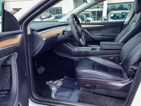 Used 2023 Tesla Model Y Long Range AWD/4WD image 2