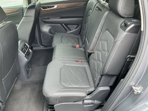 Used 2025 Volkswagen Atlas SE AWD/4WD image 14