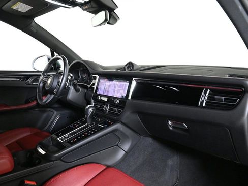 Certified 2024 Porsche Macan image 17