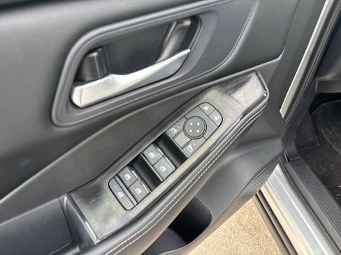 Used 2024 Nissan Rogue SV image 11