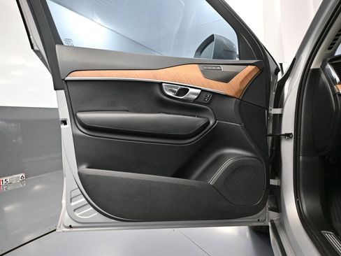 Used 2024 Volvo XC90 B5 Plus image 18