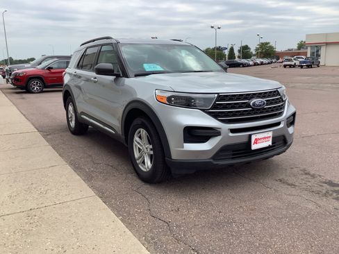 Used 2022 Ford Explorer XLT AWD/4WD image 4