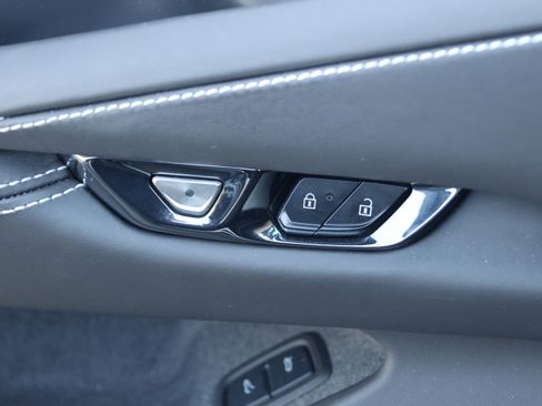 Used 2025 Chevrolet Corvette Stingray Premium Conv w/ Z51 Performance Package RWD image 15