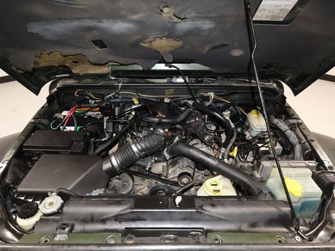 Used 2007 Jeep Wrangler Unlimited Sahara w/ Dual Top Group image 18