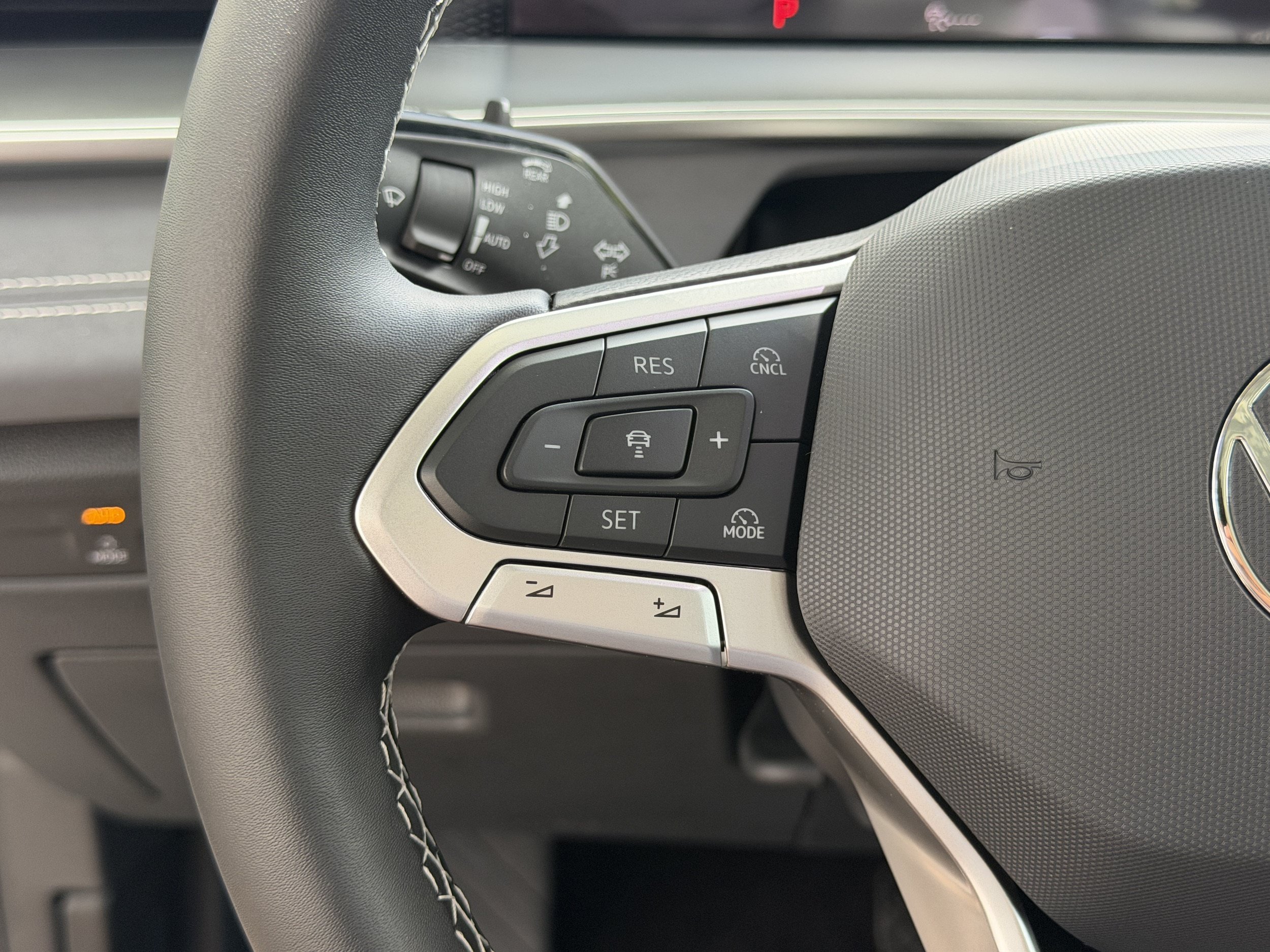 New 2026 Volkswagen Tiguan SE FWD image 31